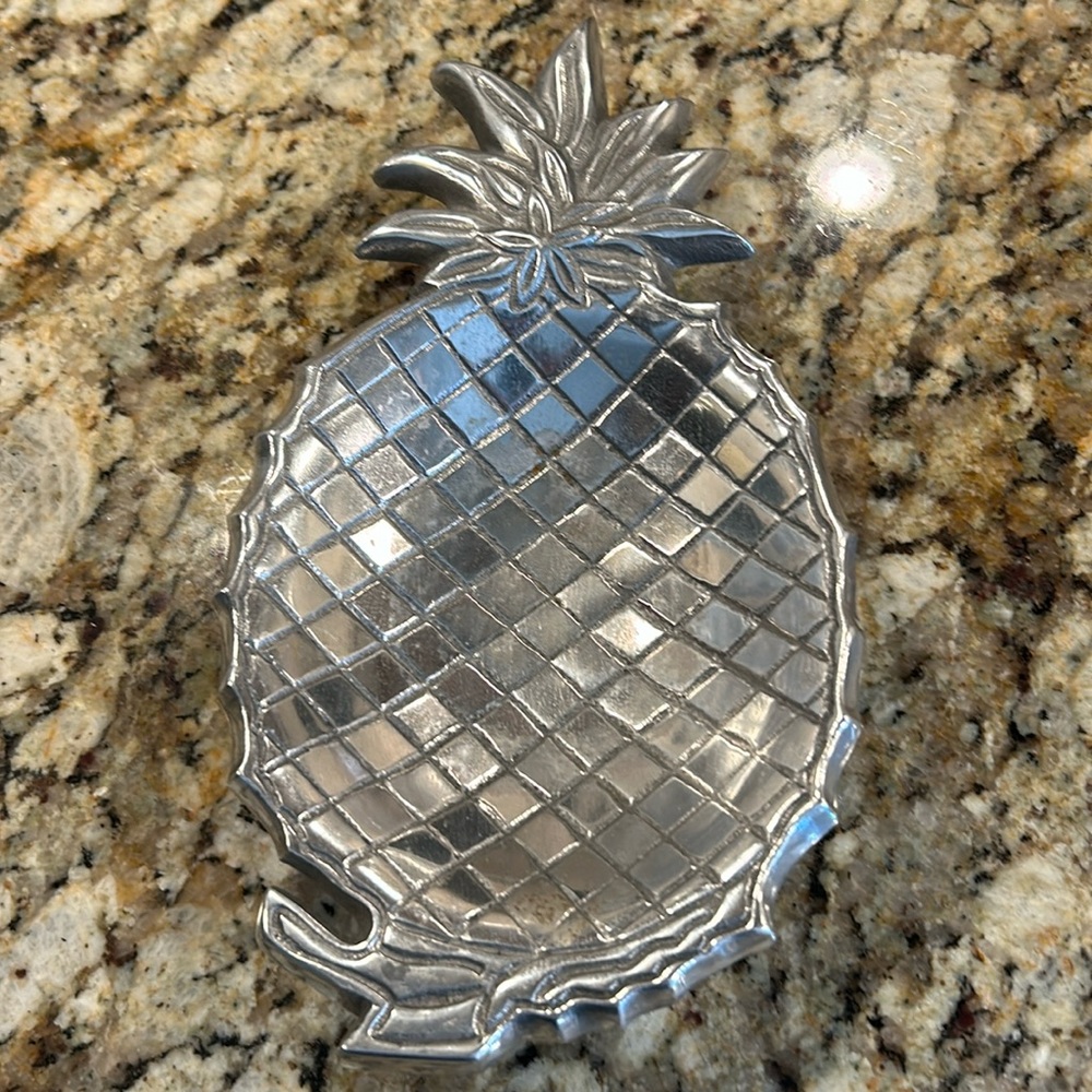 Metal pineapple, safe for food or to display.🍍🍍
